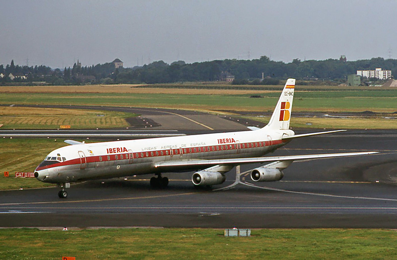 DC-8 de Iberia de un modelo posterior y más alargado respecto al protagonista de esta historia, si tienes suficientes años y eres de España seguro volaste en uno o tus padres o abuelos lo hicieron.